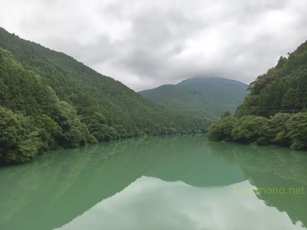 下司橋から見た山に囲まれた緑色の那賀川