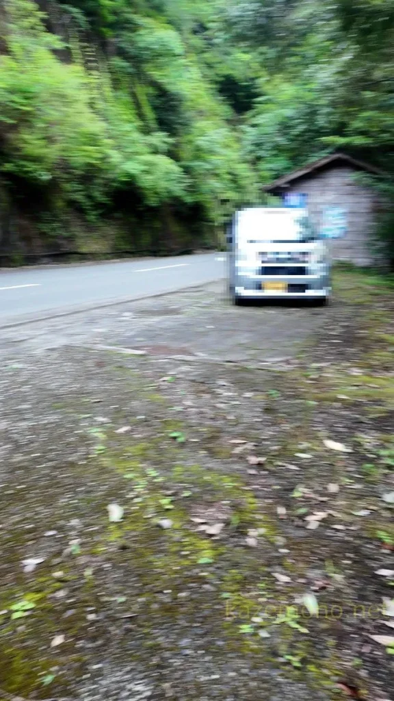 国道195号沿いの橋前スペースに停めた軽自動車