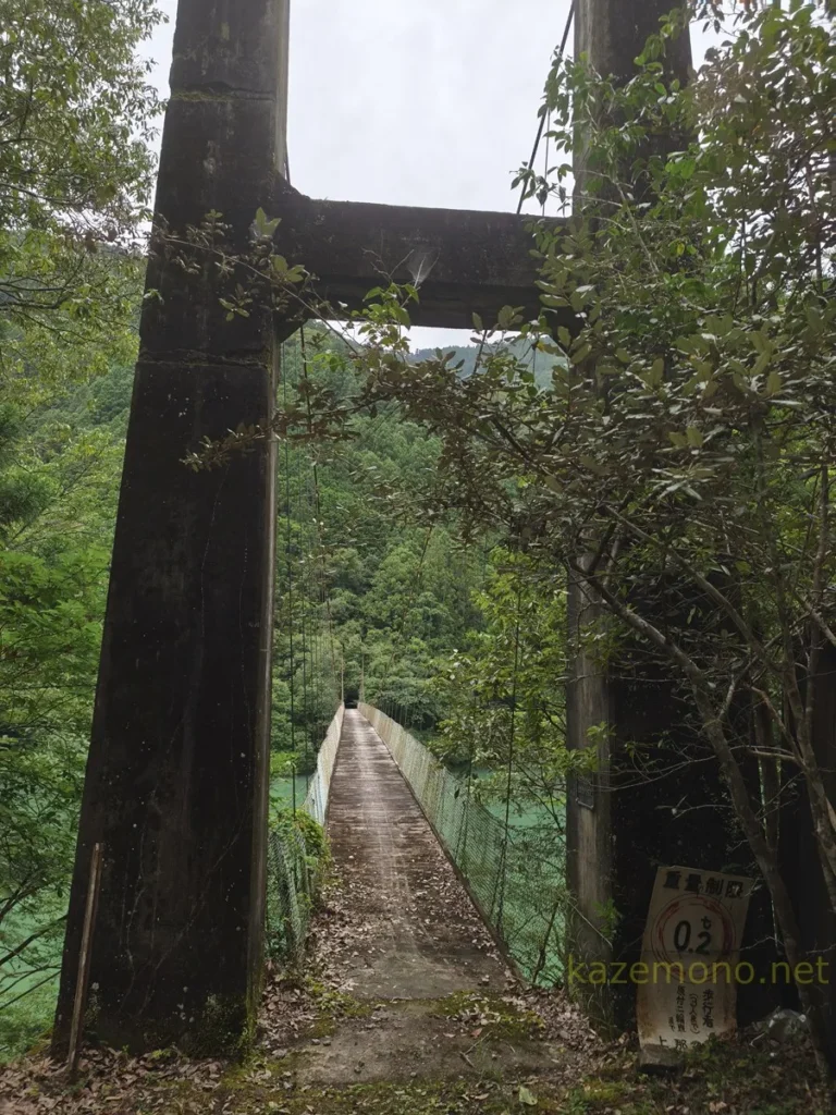 那賀町の山と緑色の水面の上に架かる下司橋