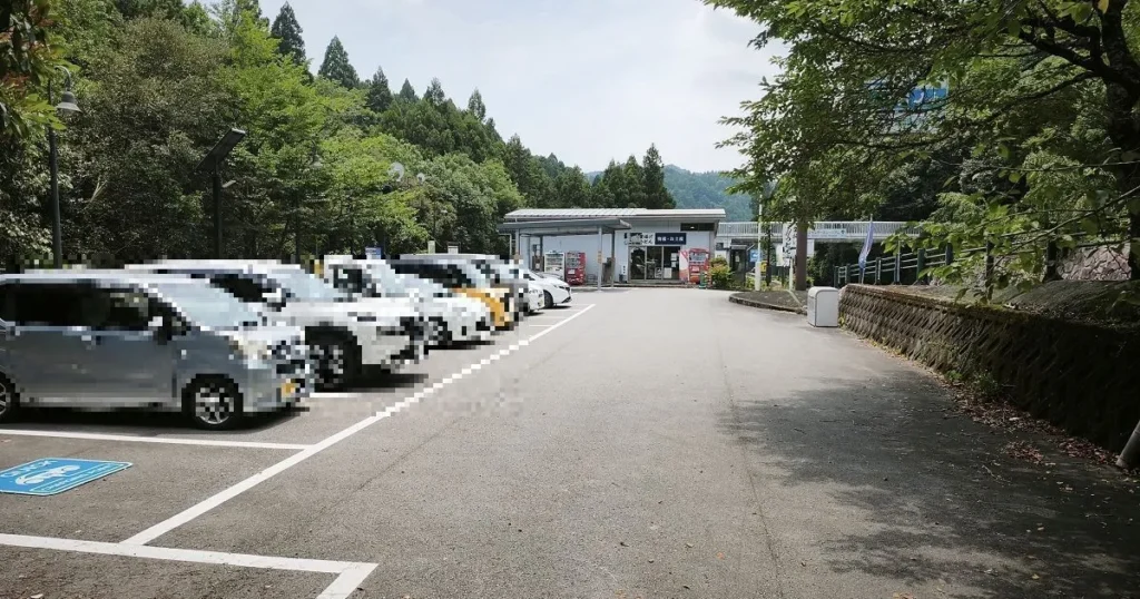 第一駐車場と道の駅わじきの建物