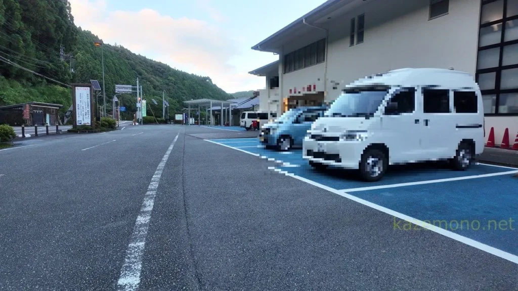 道の駅もみじ川温泉本館前の通常区画と青く塗られた駐車区画