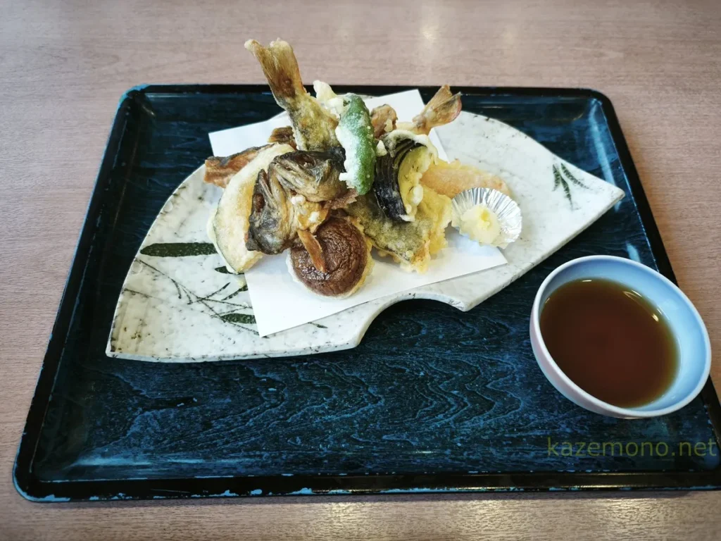 レストラン湖畔のあめごの身と頭、背骨、野菜天