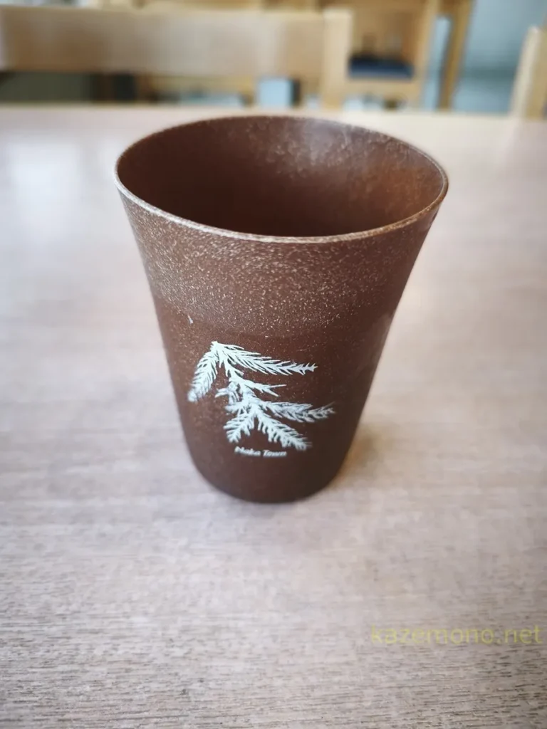 Naka Townの文字と植物柄が入ったお冷のカップ