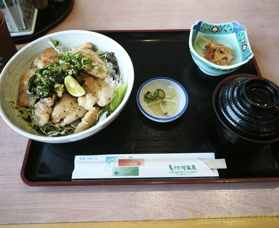 レストラン湖畔のすだち鶏の塩ダレ丼と味噌汁、小鉢、漬物