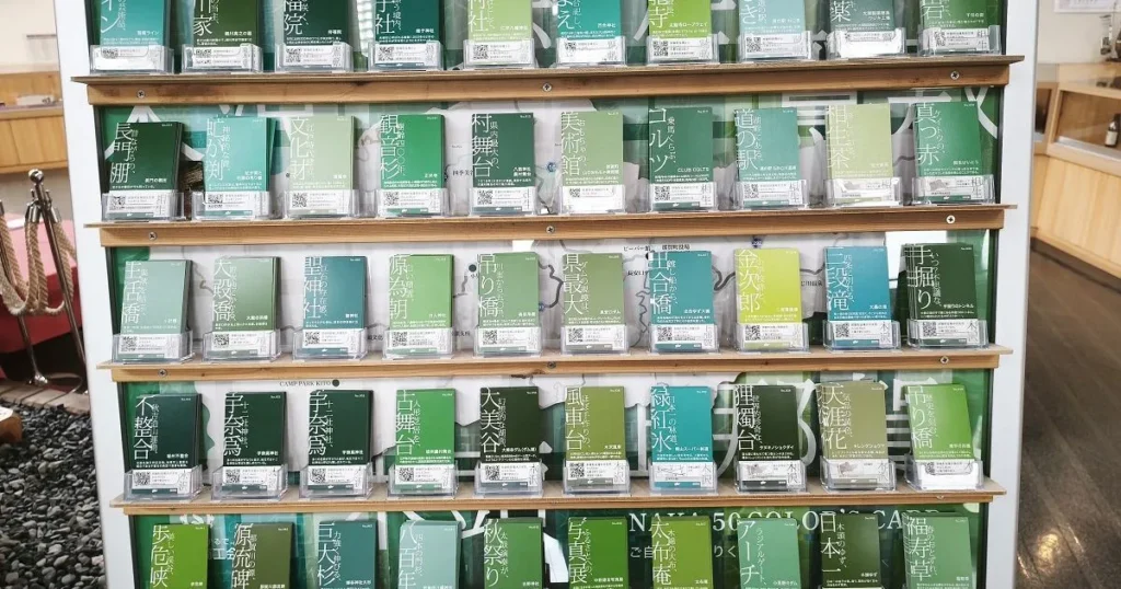 道の駅鷲の里に並ぶNAKA 50 COLOR'S CARD全50種類のカードラック