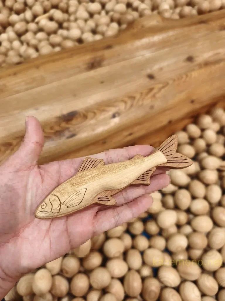 木の卵で表現した川と木製の魚を釣る遊具