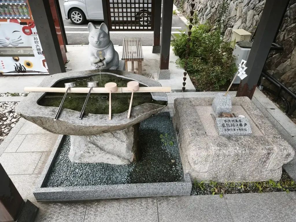 猫の手から水が出るお松大権現の手水