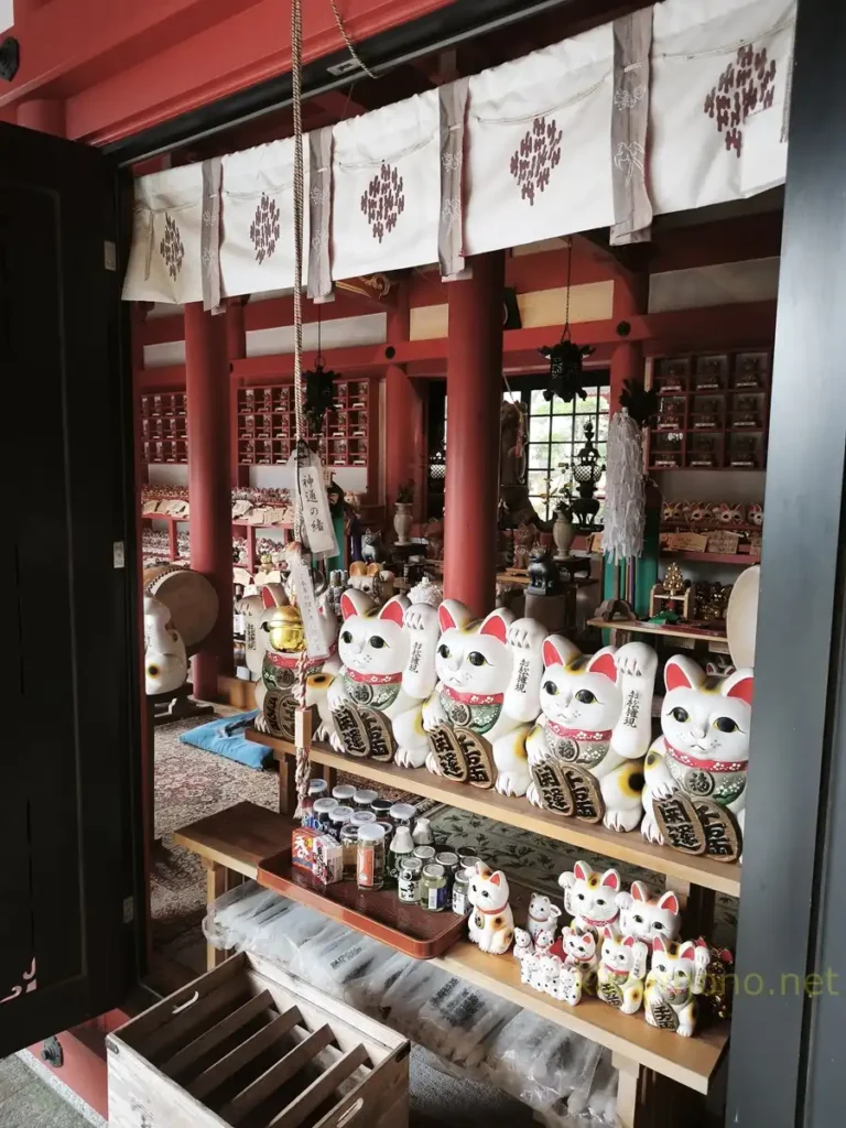 お松大権現の太い鈴緒とその奥に下がる神通の緒