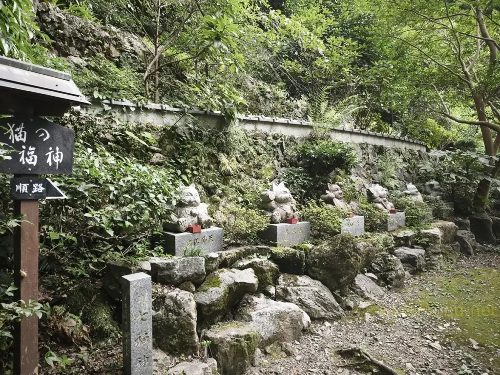 お松大権現に並ぶ猫七福神