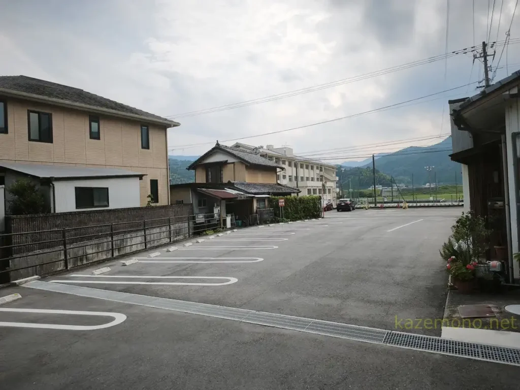白線で区画されたお松大権現の第1駐車場