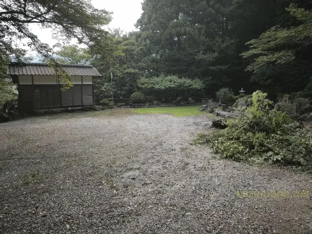 砂利敷きのお松大権現第2駐車場
