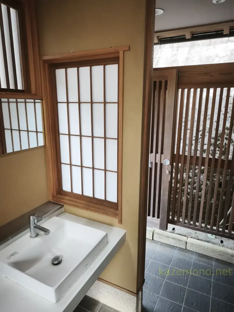 お松大権現の和風トイレ内部