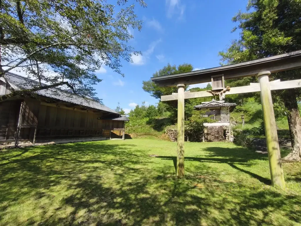 山神社の鳥居と隣接する鎌瀬農村舞台
