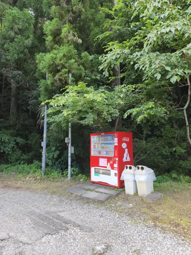 明神の滝への降り口を探す目印になった道路沿いの自動販売機