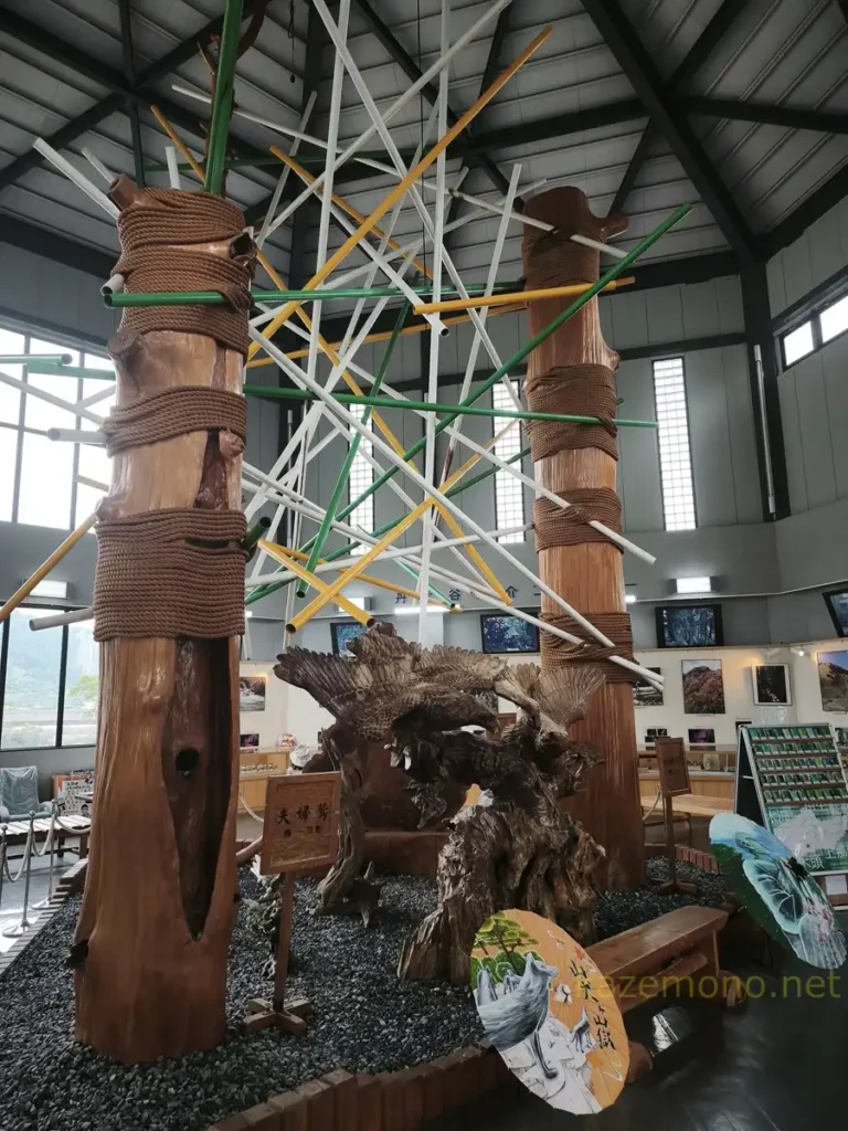 道の駅鷲の里にある大きな鷲の木彫と周辺の木工作品